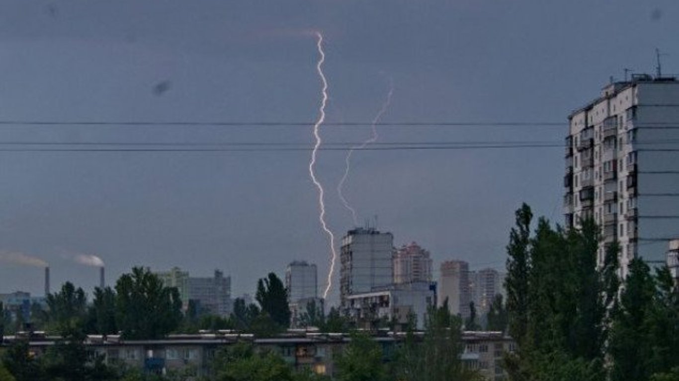 Киев - город накрыла сильная гроза и гром, в дом попала молния. Видео