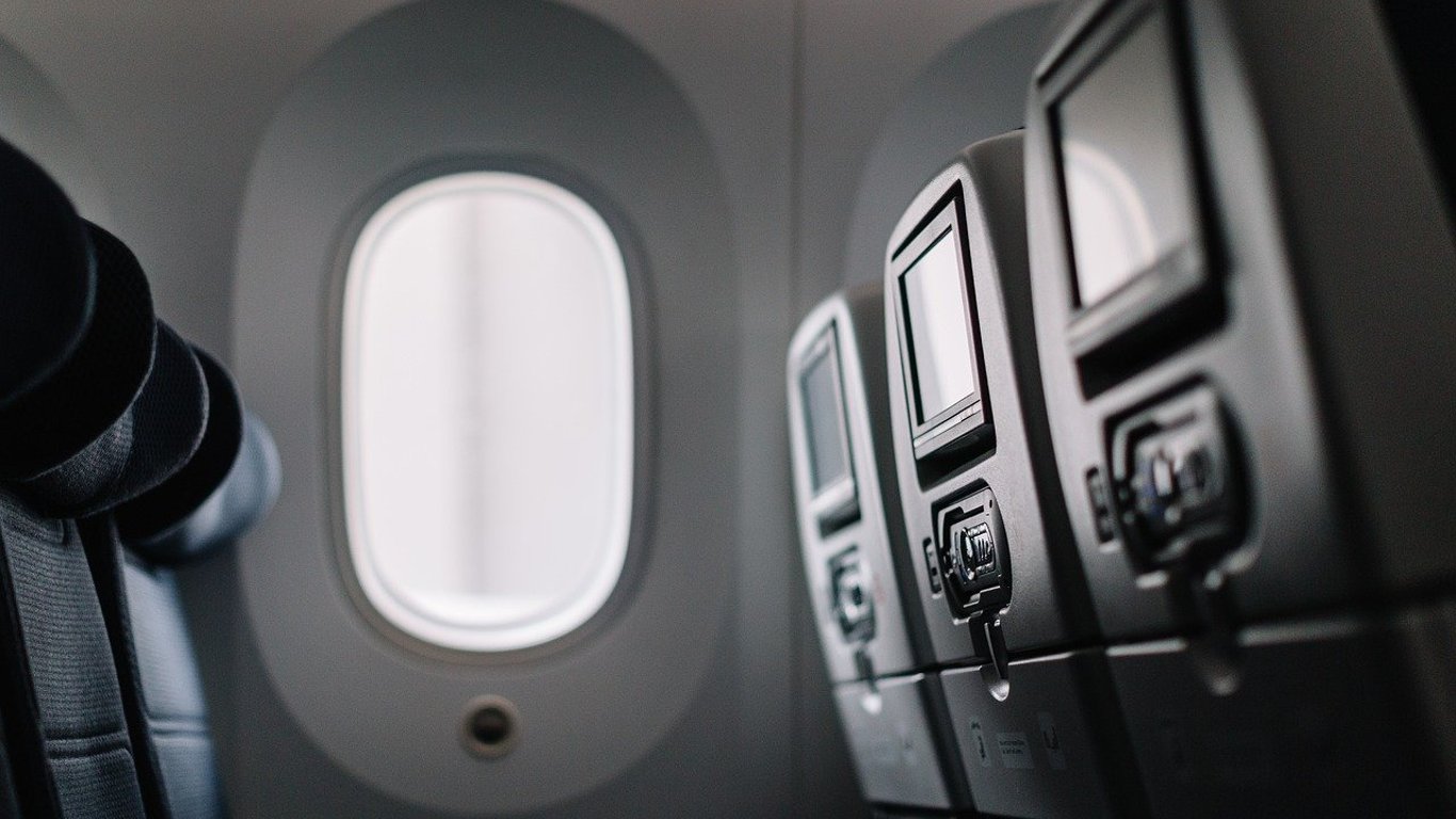 Три найбрудніших місця в літаку: до них краще не торкатися