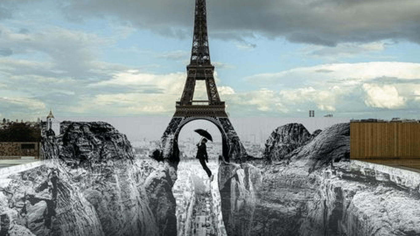 Ейфелева вежа - у Парижі створили оптичну ілюзію