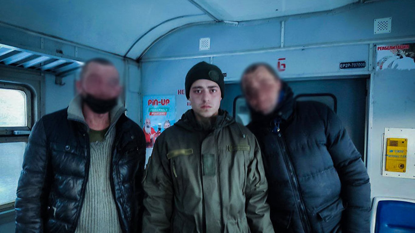 Гвардієць зупинив звірячу бійку у потязі, коли їхав до родичів на Харківщину