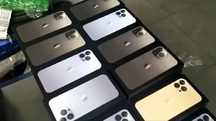 В аеропорту Одеси прикордонники виявили ящики з "IPhone 13 Pro Max" на 7 мільйонів гривень. Відео - 285x160