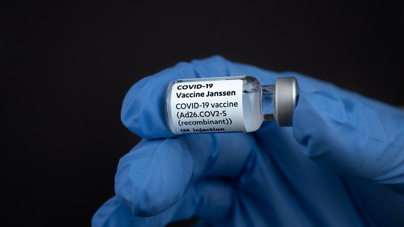 У Johnson & Johnson розповіли, наскільки ефективна додаткова доза COVID-вакцини - подробиці