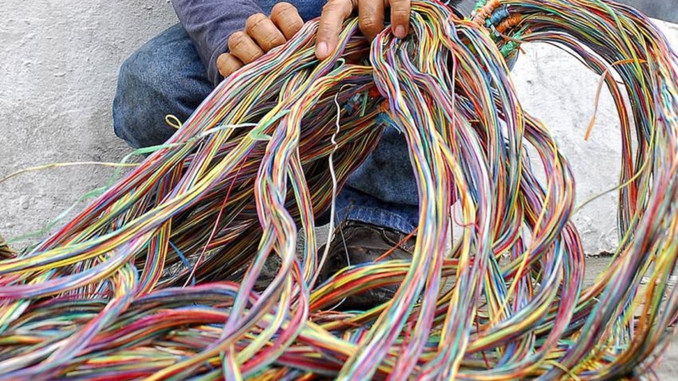 В Одесской области трое парней срезали кабели и сдавали на металлолом