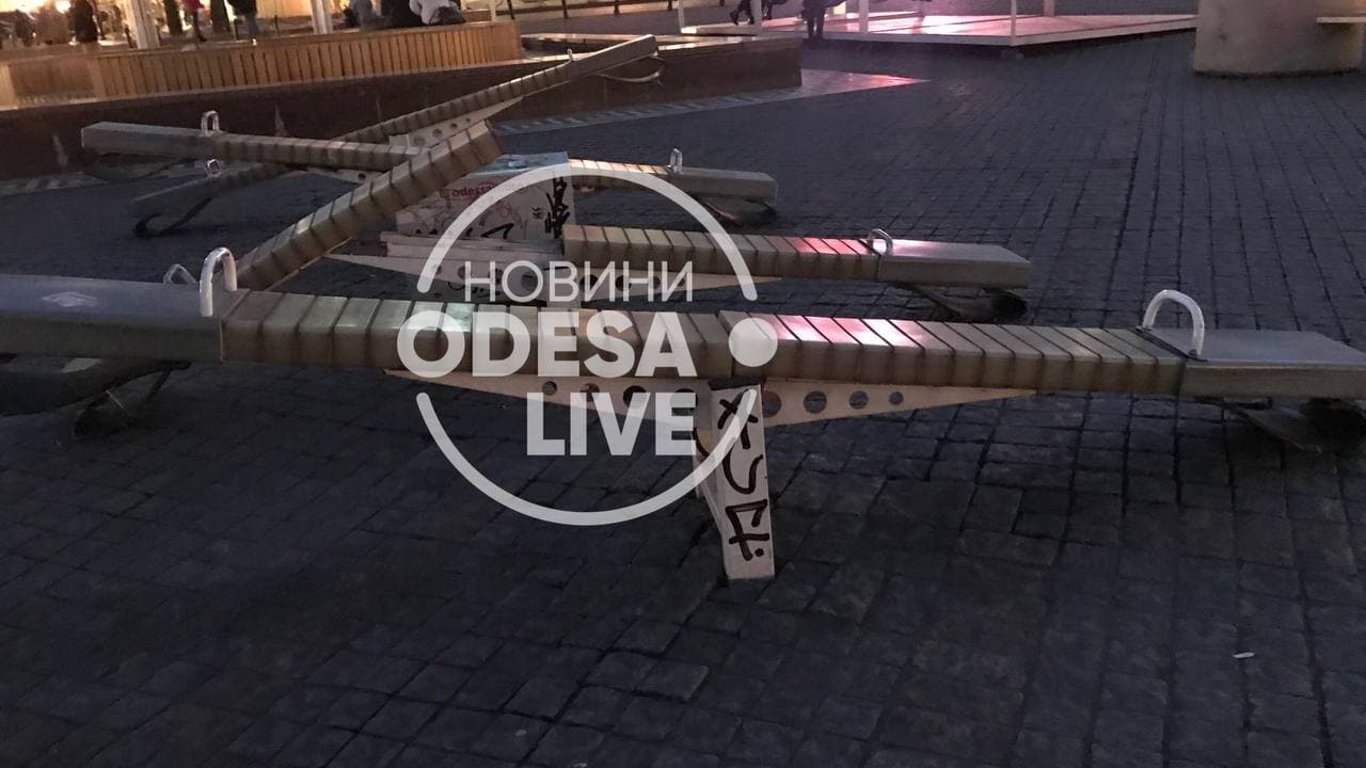 В Одессе сломали качели за 5 миллионов гривен