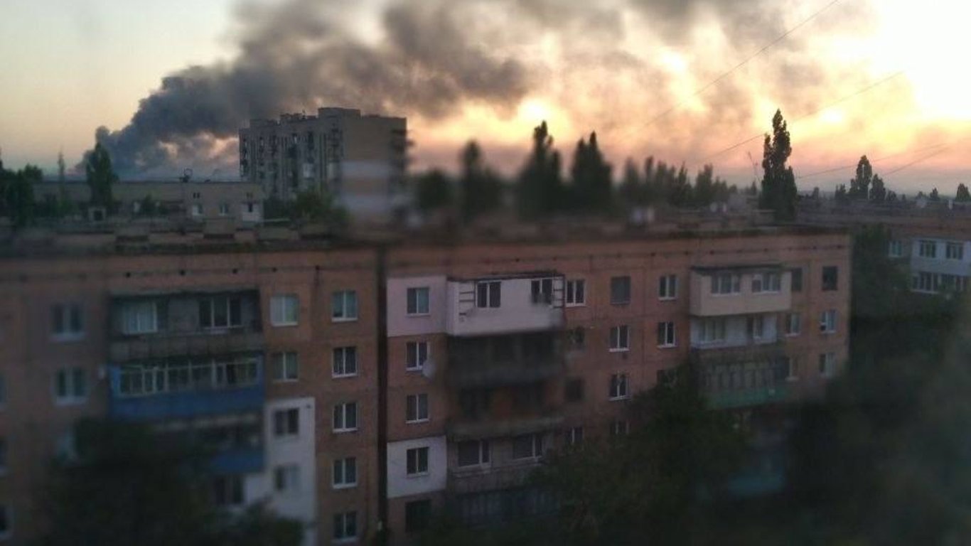 Пылает и гремит - ВСУ атаковали вражеский склад боеприпасов в Кадиевке