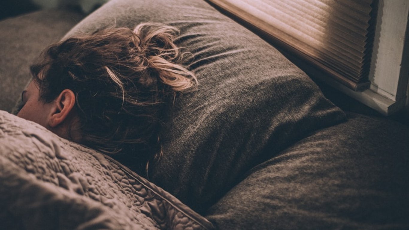 Як швидко заснути: експерти дали дієві поради