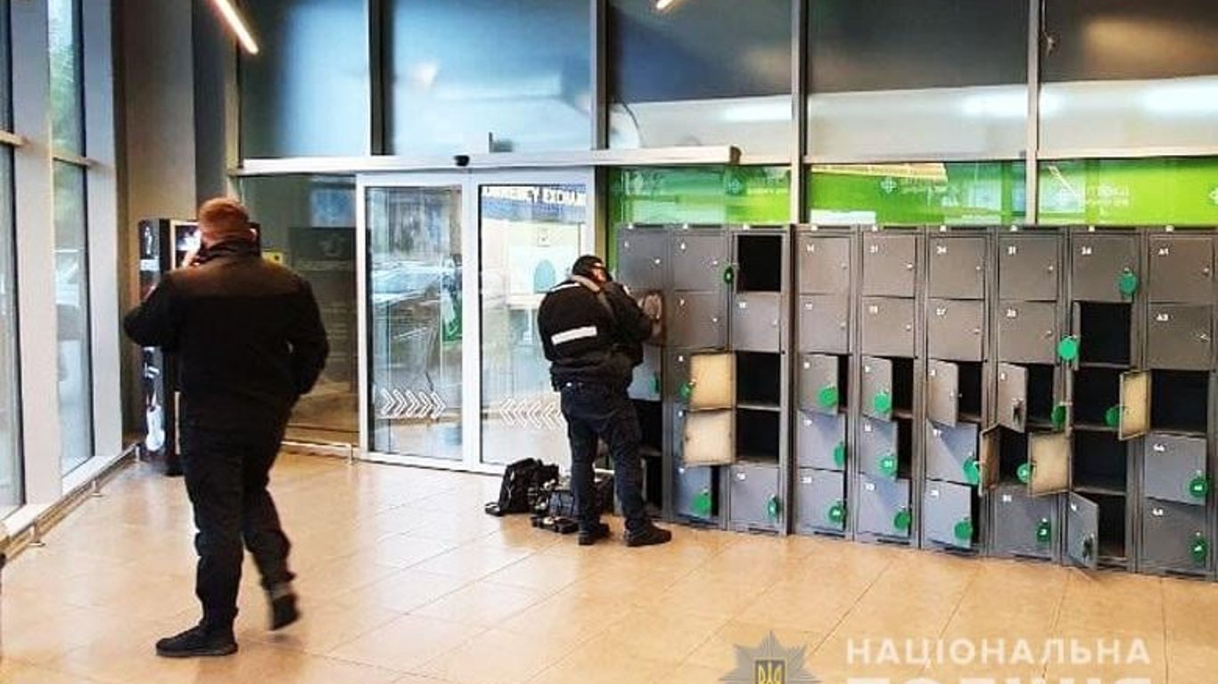 У Києві двоє чоловіків викрали дитячі речі з камери схову в супермаркеті