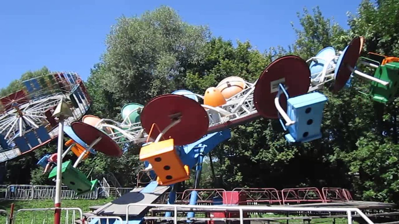 У Львівському парку культури демонтують радянський атракціон - що відомо