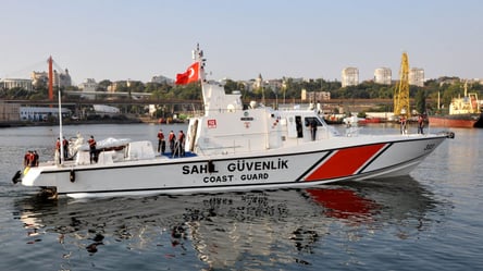 В порт Одессы с дружественным визитом зашел катер Береговой охраны Турции. Фото - 285x160
