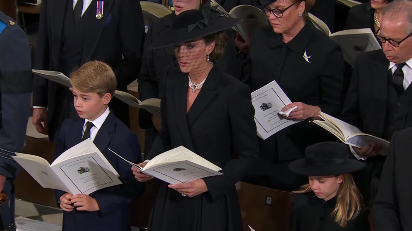 Кейт Миддлтон и Меган Маркл на похоронах Елизаветы II: образы жен внуков королевы