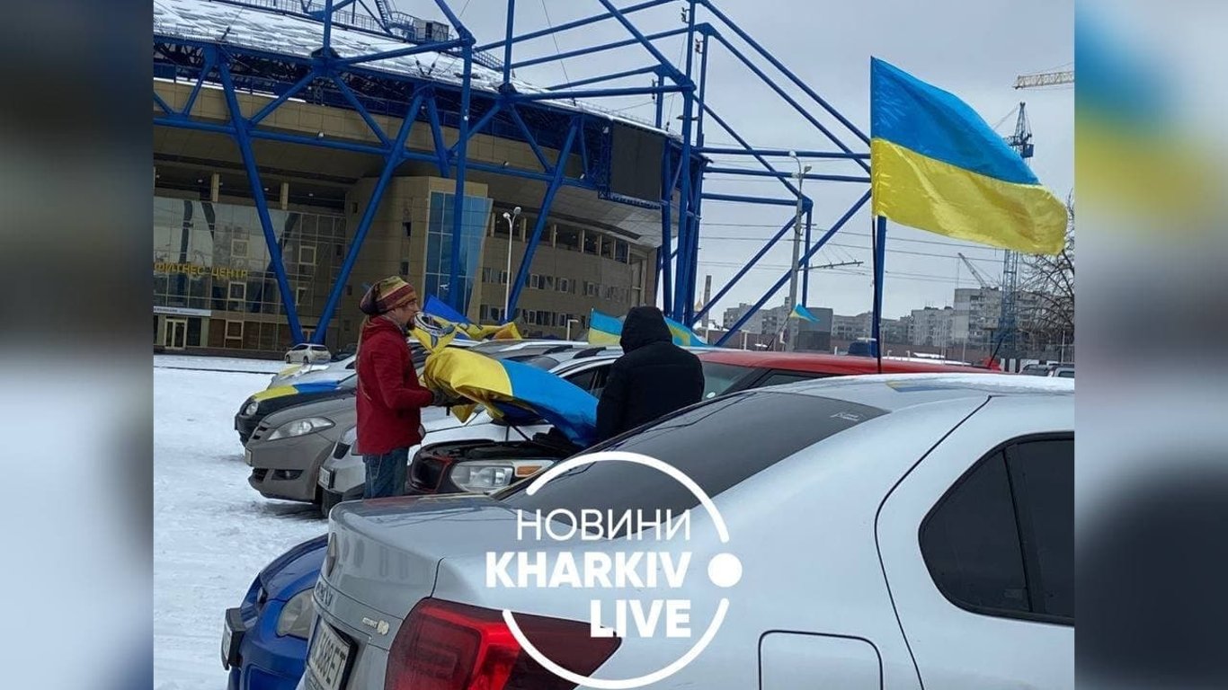 В Харькове устроили автопробег с украинскими флагами