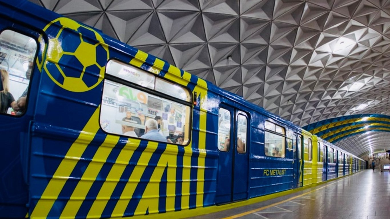 Фан-поїзд з символікою "Металіста" почав ходити в харківському метро - Фото, відео