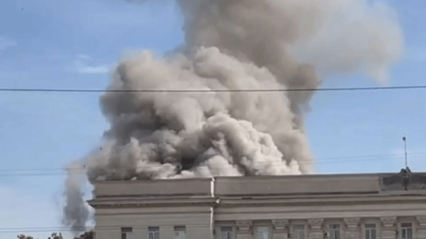 В центрі Херсона пролунали вибухи біля захопленої окупантами будівлі ОДА