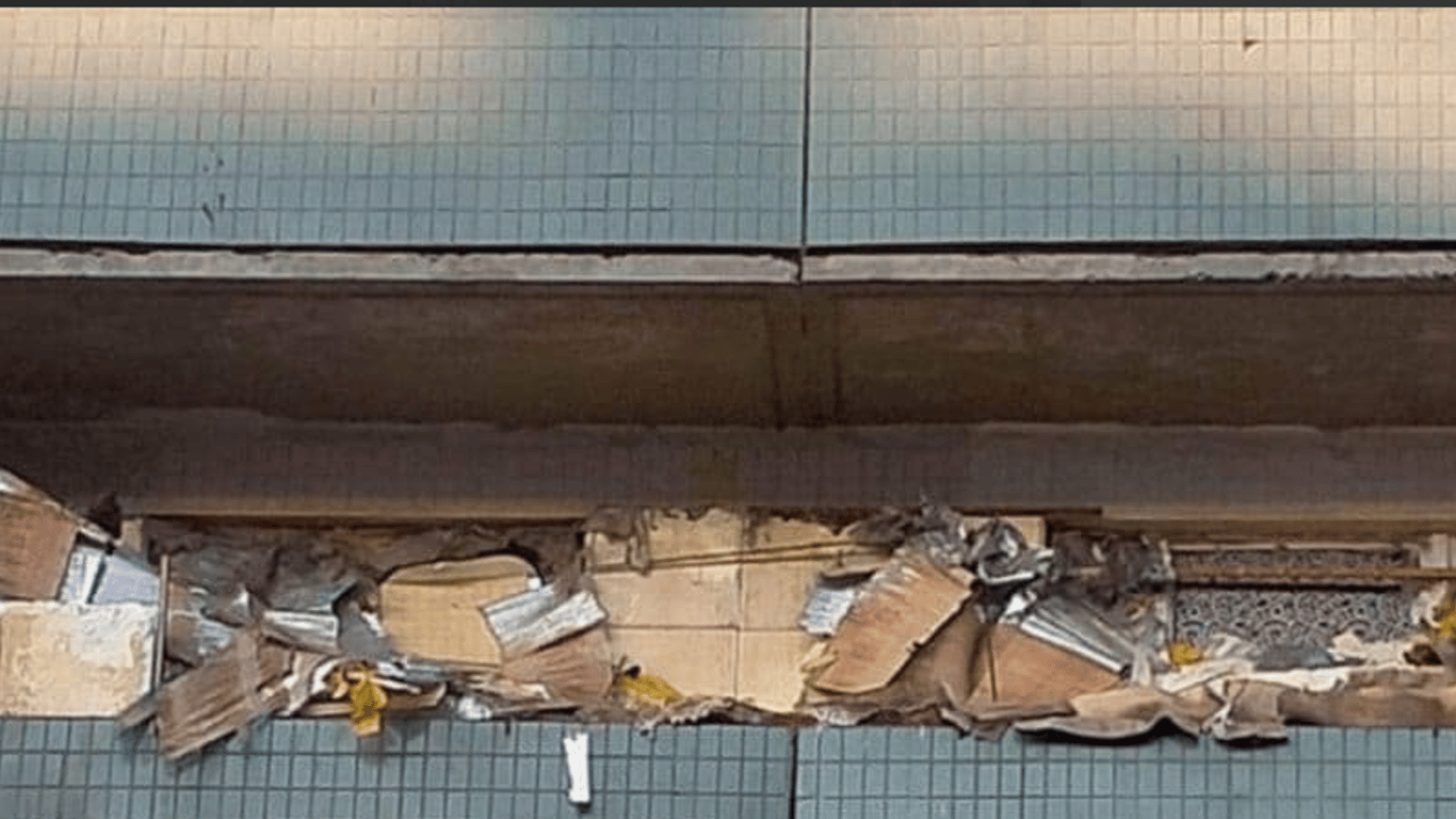 Мусор в Киеве - в сети показали захламленный балкон - мусор вываливается на улицу