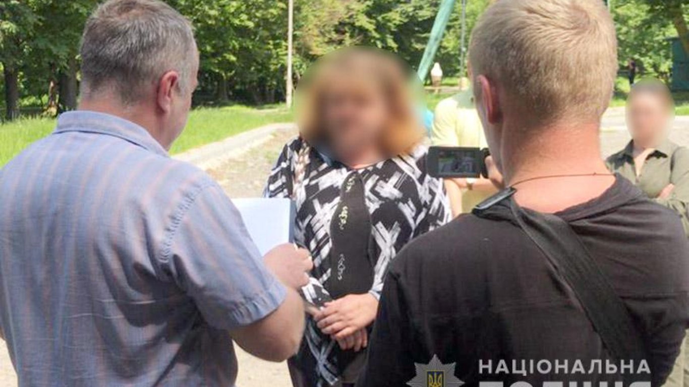 На Хмельнитчине женщина продавала дочь в сексуальное рабство за 20 тысяч грн - подробности