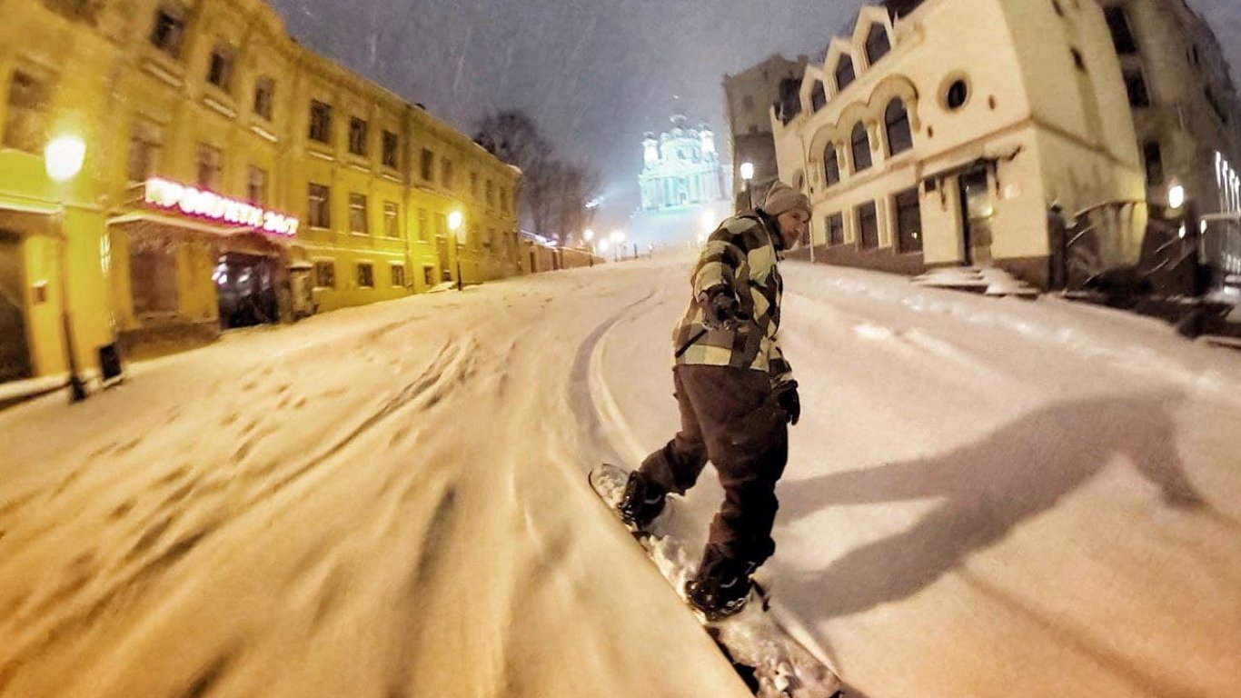 Киев замело снегом - юноши проехались по Андреевскому спуску на сноубордах