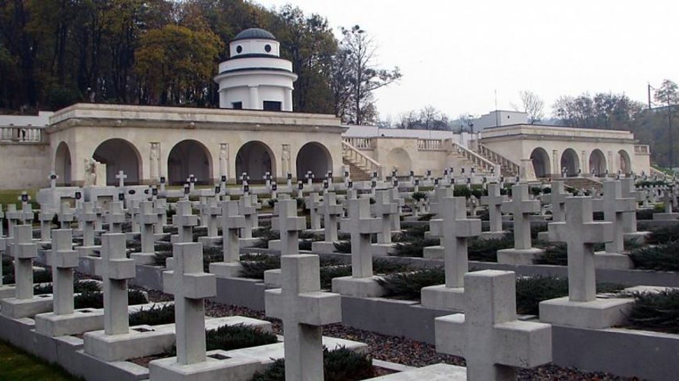 Кладбище орлят во Львове - вандализм