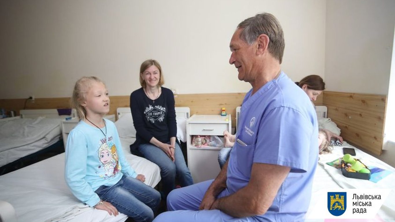 Пластичний хірург Клаус Екснер - лікар безкоштовно прооперує 20 дітей у Львові