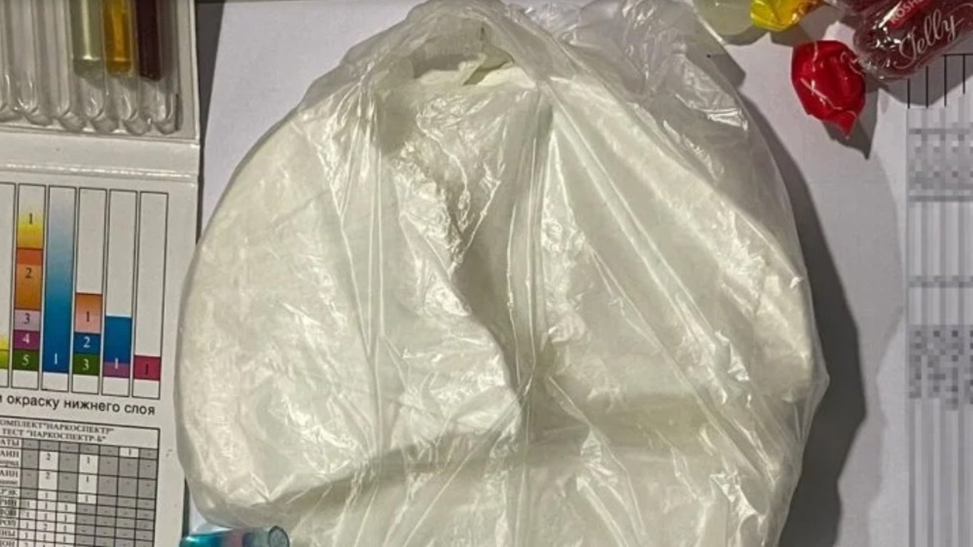 Кокаїн в цукерках знайшли у іноземця в Борисполі - відео