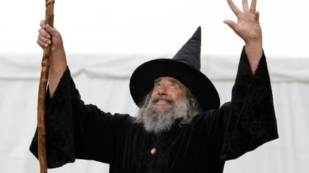 Был официальным городским колдуном 23 года: в Новой Зеландии уволили волшебника, который развлекал туристов - 285x160