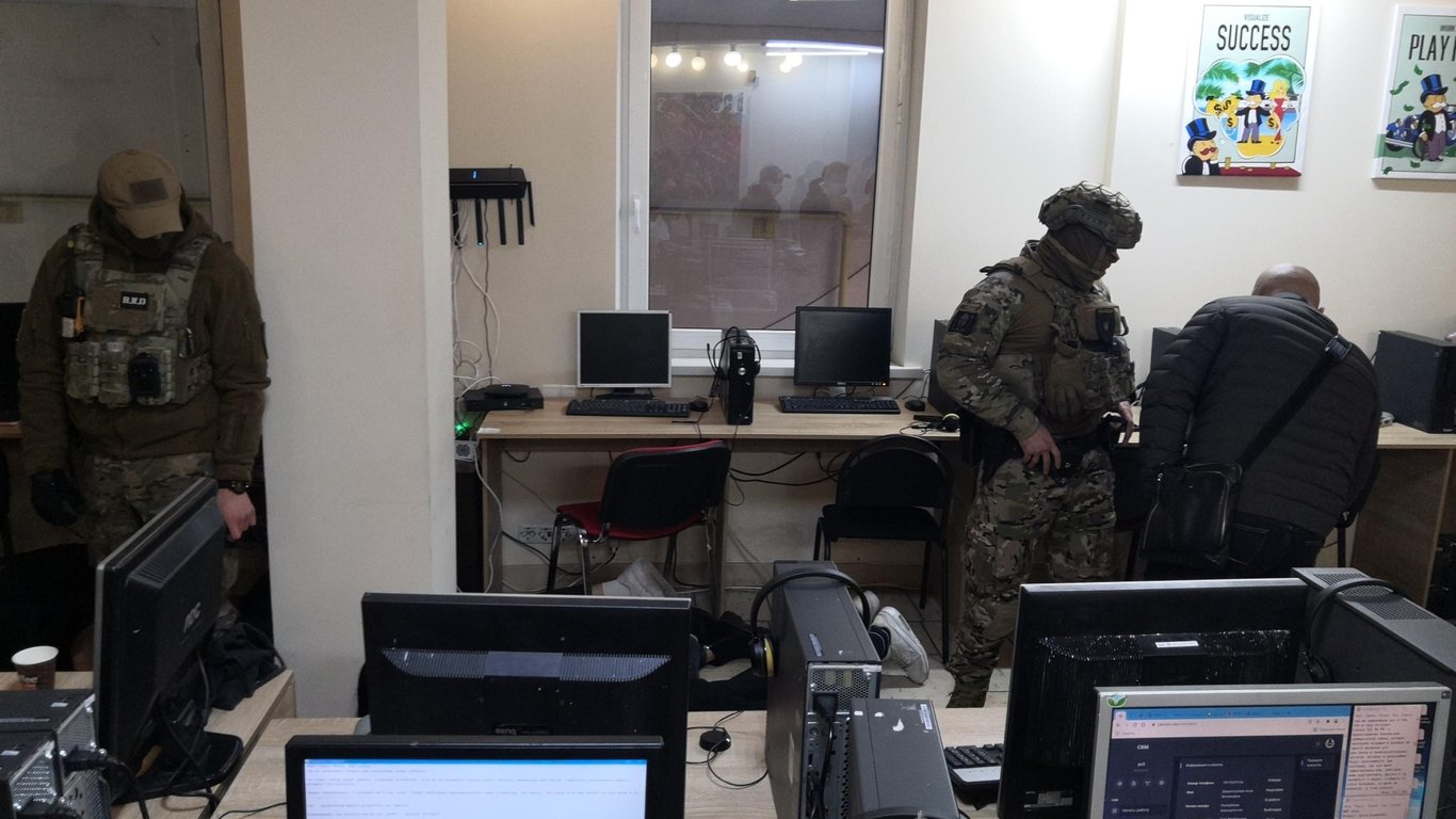 Поліція накрила ще один шахрайський кол-центр у Харкові - Відео