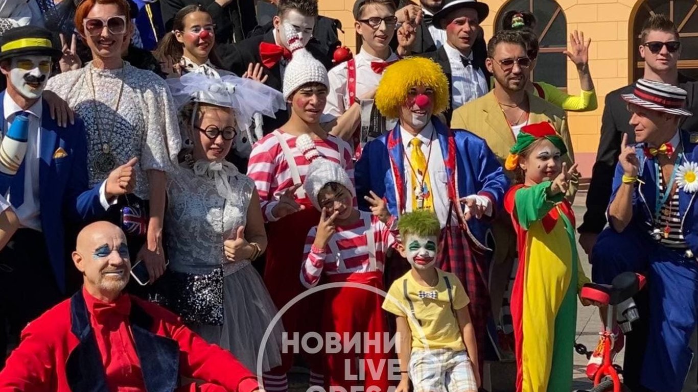 В центре Одессы стартовало шествие юбилейного фестиваля клоунов и мимов "Комедиада"