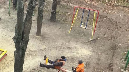 Спускались с горки: в Харькове коммунальщики развлекались на детской площадке. Фото, видео - 285x160