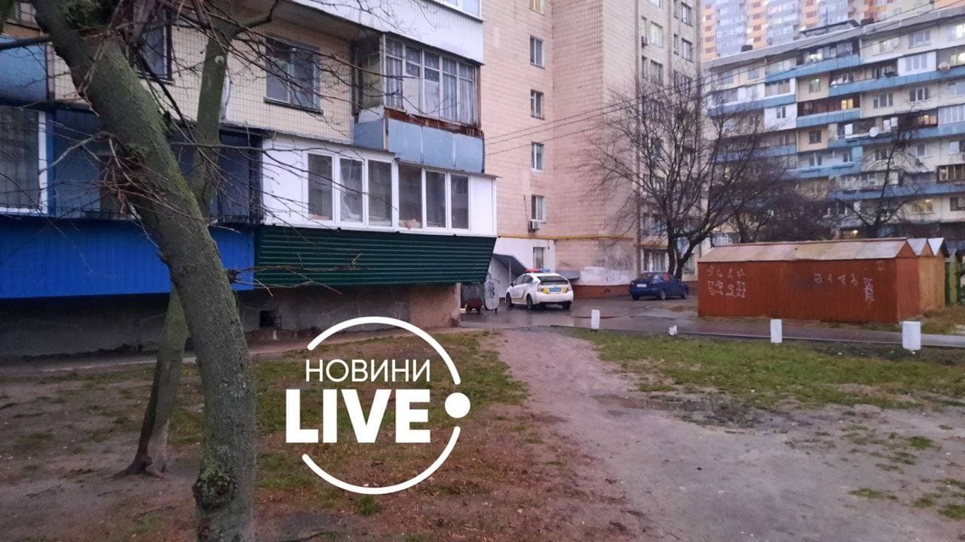 Женщина выпала из окна и разбилась на Оболони - Новости Киева