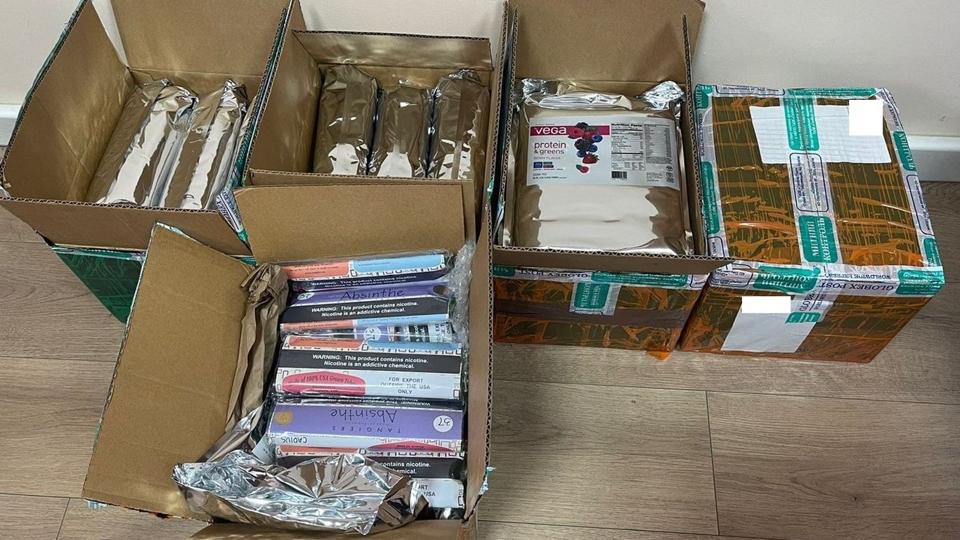 Львівські митники знайшли незадекларований тютюн у посилці зі США - фото
