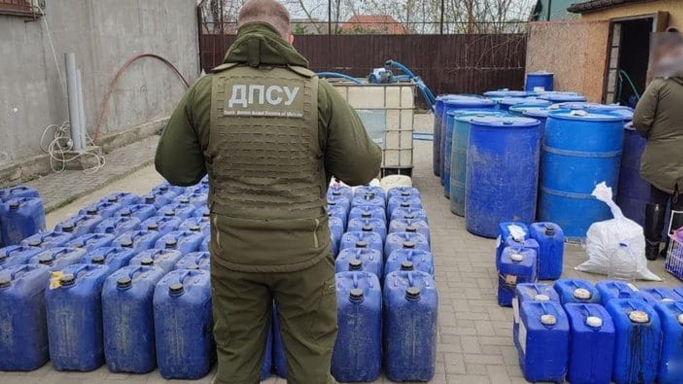 Контрафакт в Одесской области — пограничники разоблачили цех по изготовлению суррогатного алкоголя