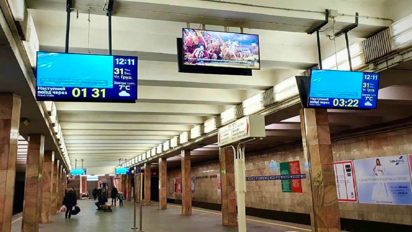 На станции метро "Контрактовая площадь" меняют плитку