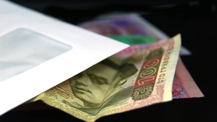 На Харківщині поліцейські надіслали поштою до суду конверт з грошима. Деталі - 285x160
