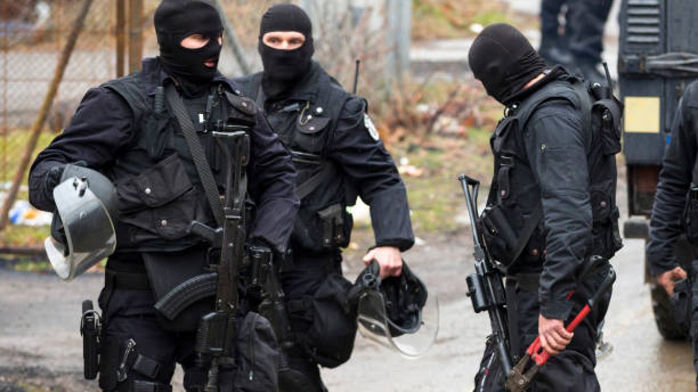 Полиция с оружием связала нескольких людей посреди Харькова - детали спецоперации
