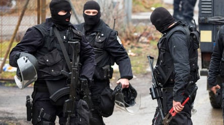 Спецоперація в Харкові: поліція зі стріляниною "пов'язала" кількох людей посеред вулиці. Відео - 285x160