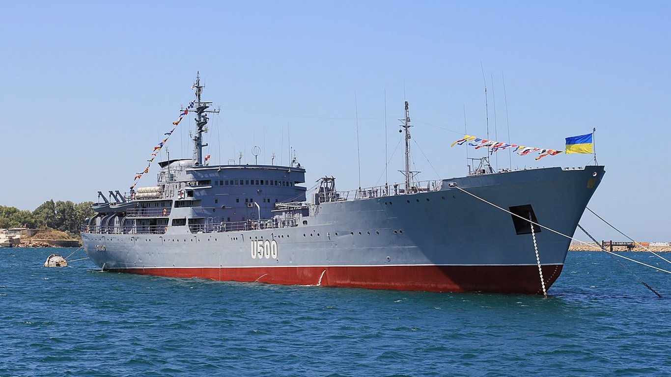 Россия заявляет, что украинский корабль Донбасс идет в сторону Керченского пролива