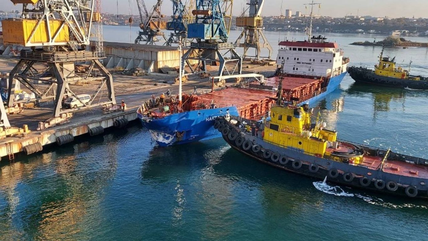Судно из Палау врезалось в причал в порту Черноморска