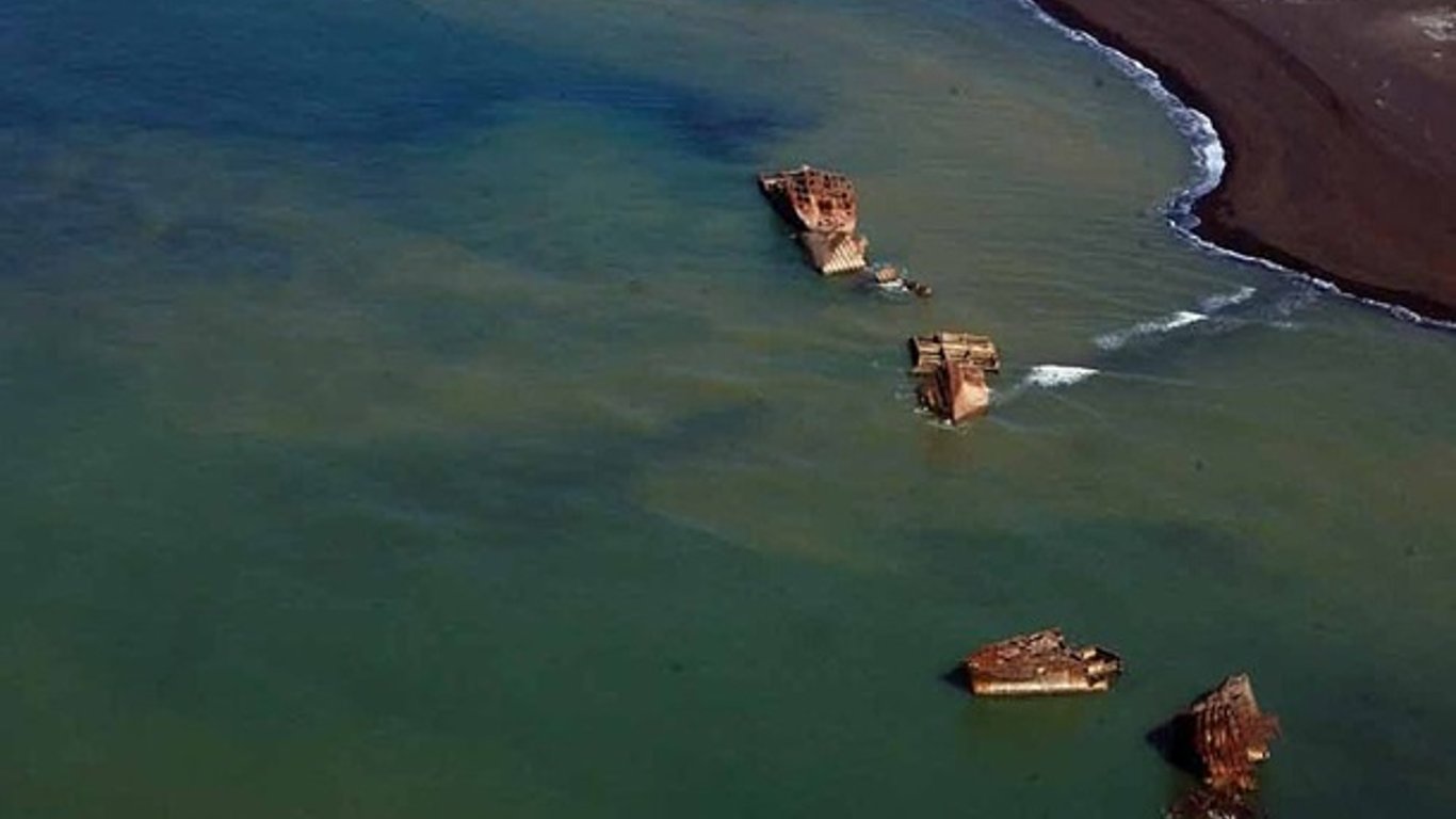 Активність вулкана в Японії підняла затоплені кораблі на одному з островів
