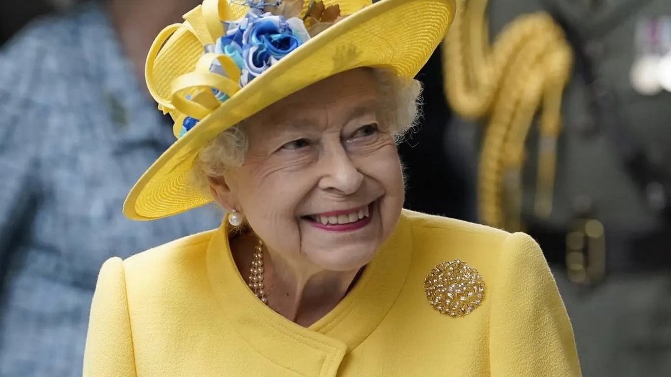 Королева, лейтенант и "девушка Бонда": 10 фактов, которые нужно знать о Елизавете II