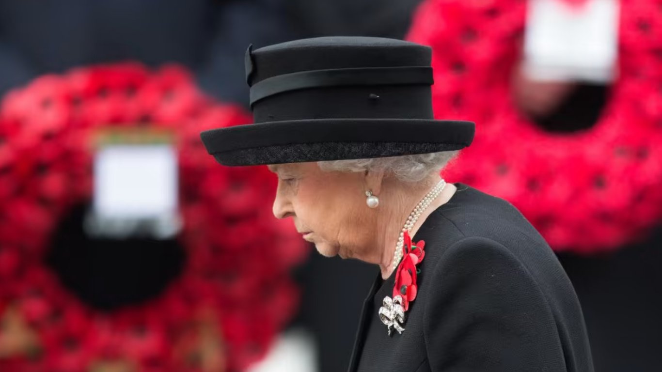 Елизавету II торжественно проводили из Букингемского дворца: кто из королевской семьи был на церемонии