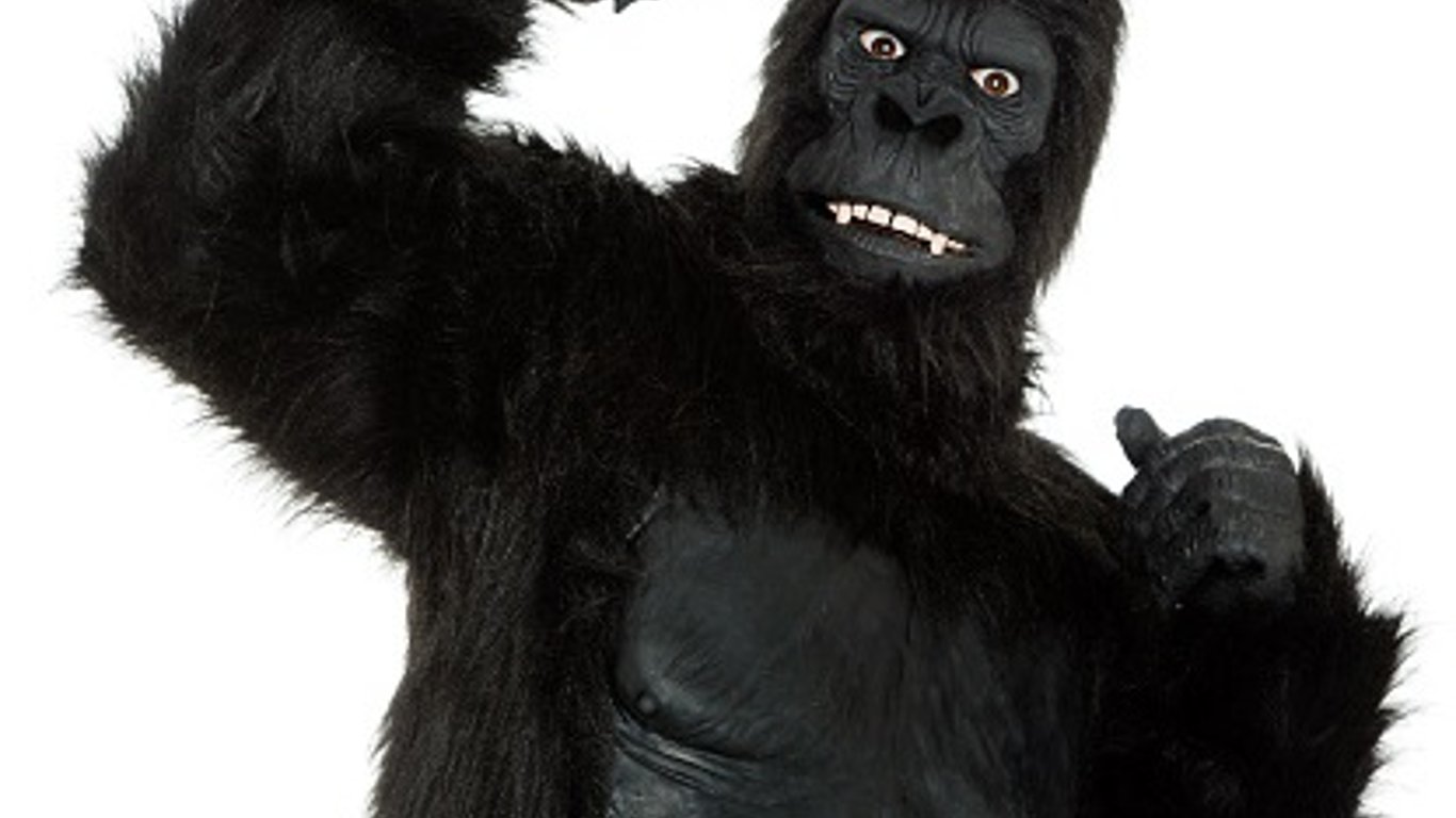 Відео дня – чоловік у костюмі горили у продуктовому магазині Харкова