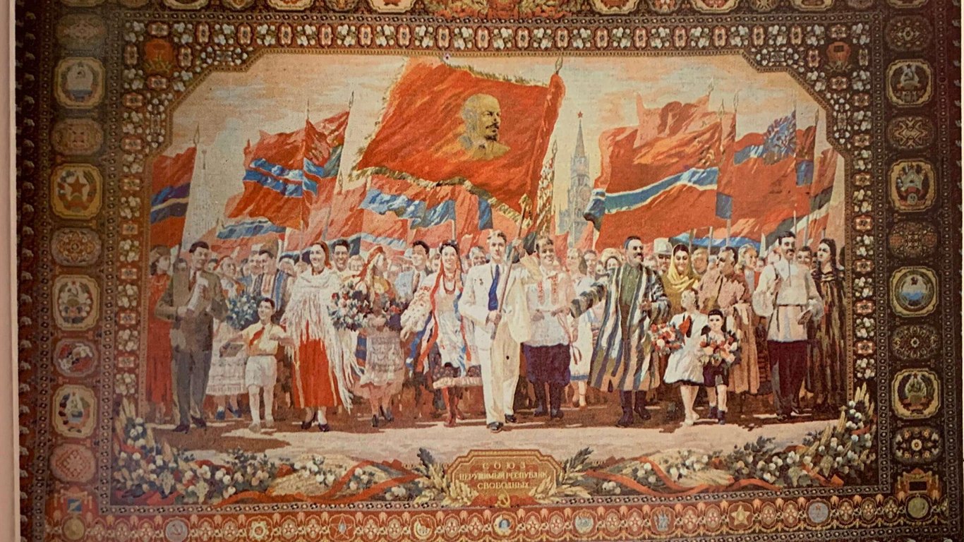 Как в СССР распространяли пропаганду на коврах - фото
