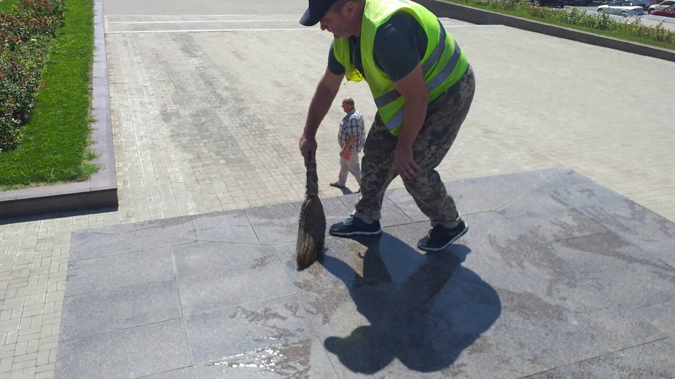 В Одессе возле стелы "Крылья Победы" вандалы повредили гранитную плитку