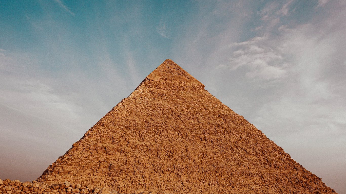 Какие удивительные вещи можно найти внутри Красной пирамиды Египта