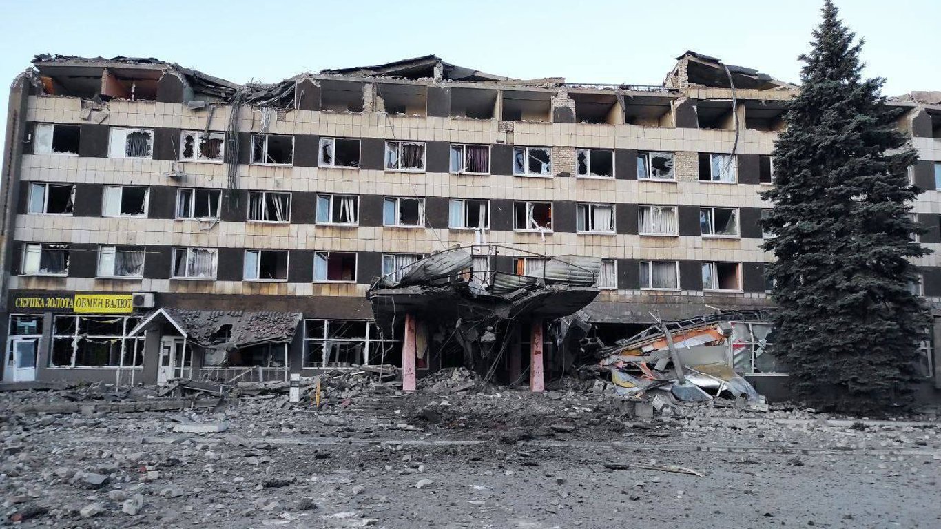 На окупованій Луганщині показали результати "бавовни" в готелі, де жили солдати рф: працювали HIMARS