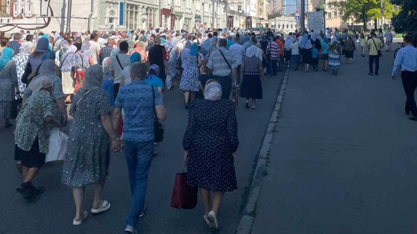 В Харькове прошел крестный ход - центр города встал в пробках