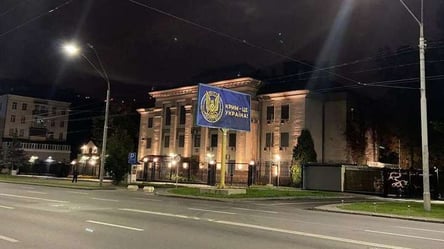 Возле посольства РФ в Киеве обновили баннер с напоминанием, чей Крым - 285x160