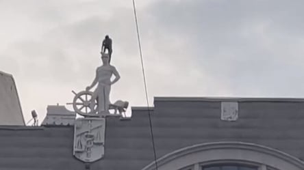 TikTok головного мозга: в Харькове подростки залезли на голову статуи на крыше ради ролика. Видео - 285x160
