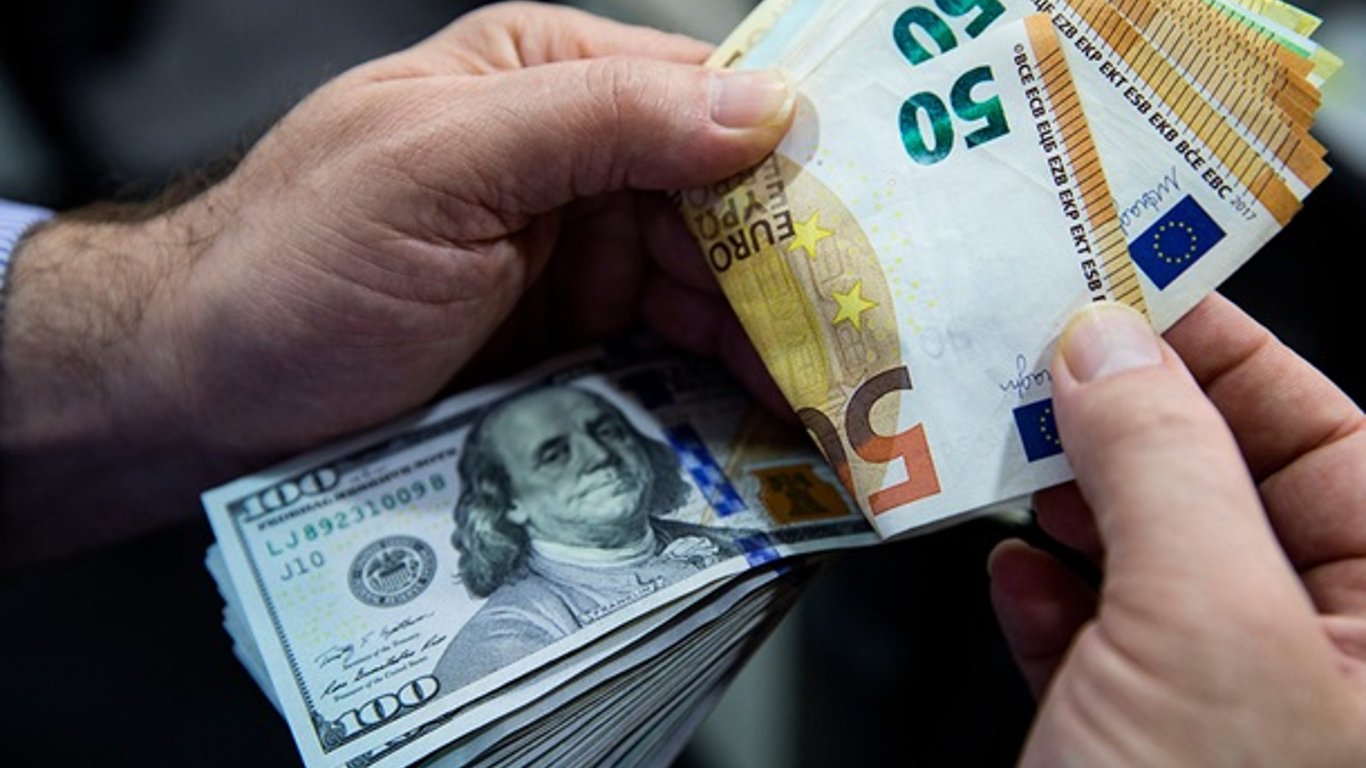 Курс валют: за сколько можно купить доллар в ПриватБанке, Ощадбанке и Монобанке