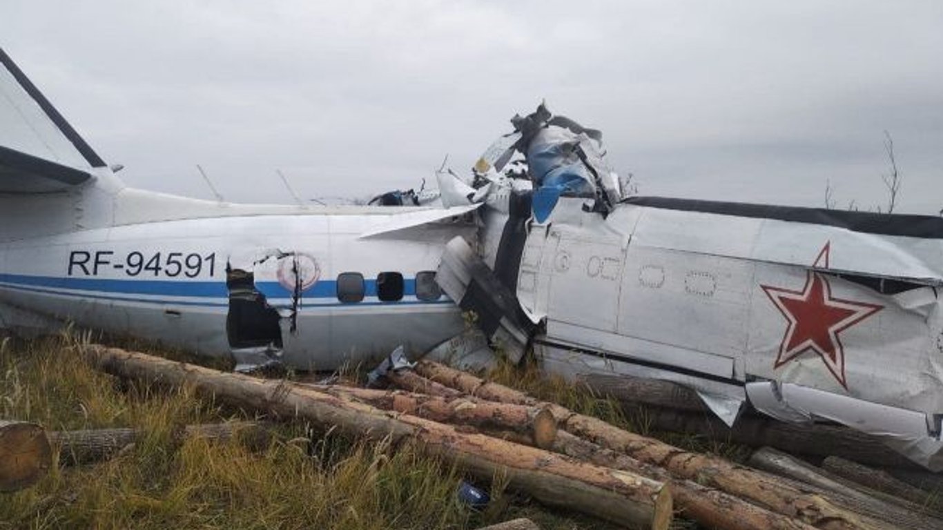 В результаті падіння літака в Росії загинули 16 людей