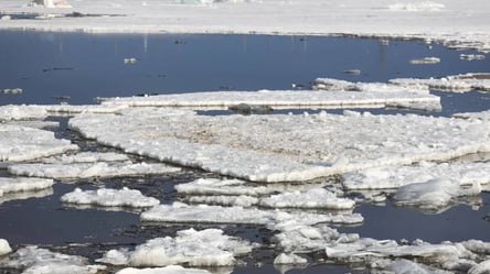 В Черкасской области на Днепре откололась огромная льдина: 200 рыбаков оказались в ловушке. Фото - 285x160